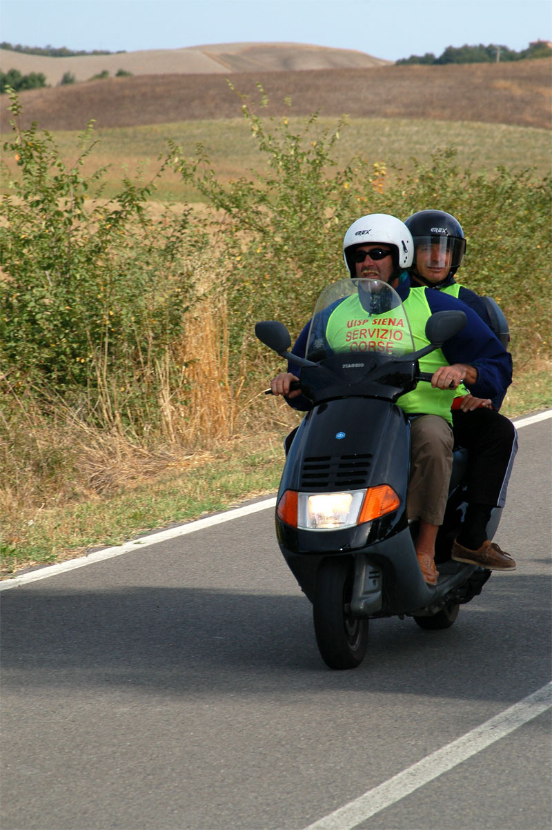 gal/2006/07 - Fondo della Valdarbia II serie/3 - Su e giu per le crete e  l arrivo/DSC_0002-01a.jpg